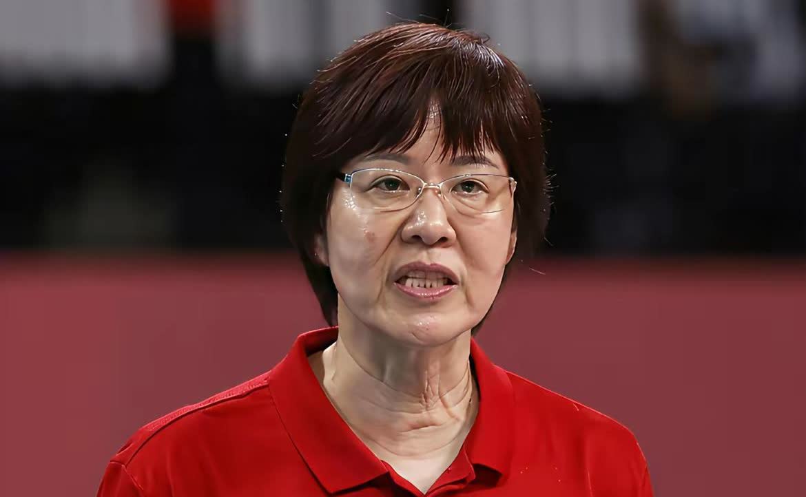 中国女排如果走出低谷，必须动大手术才有希望。中国女排时下只有一人能拯救女排，