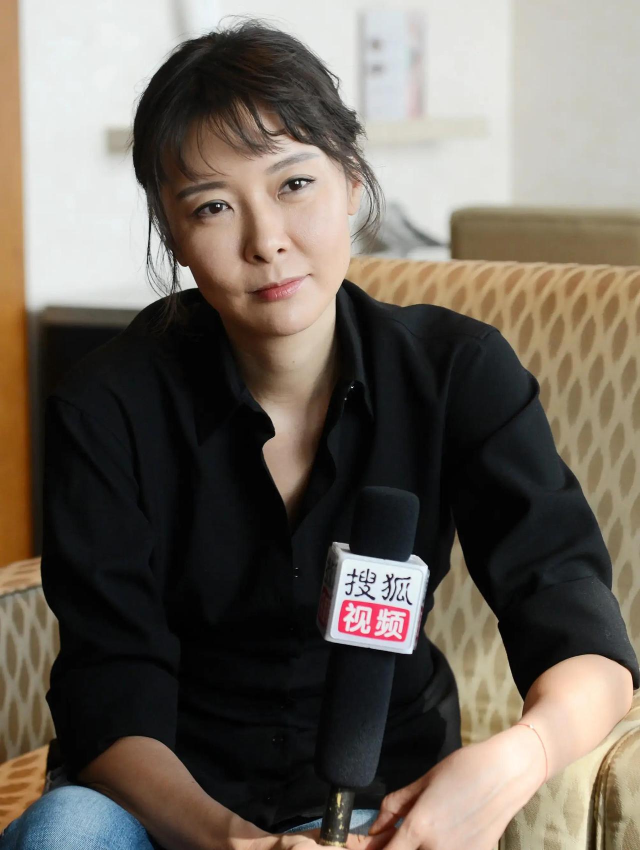 53岁柯蓝，娱乐圈里活得最明白的女人之一。从18岁开始谈恋爱，感情路走得风风火火