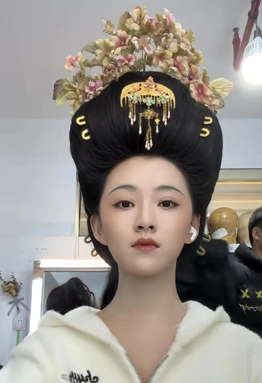 看太平年，看吴越南唐赵匡胤各自的妻子，可知实力，古代发髻越高身份越高贵，可见南唐