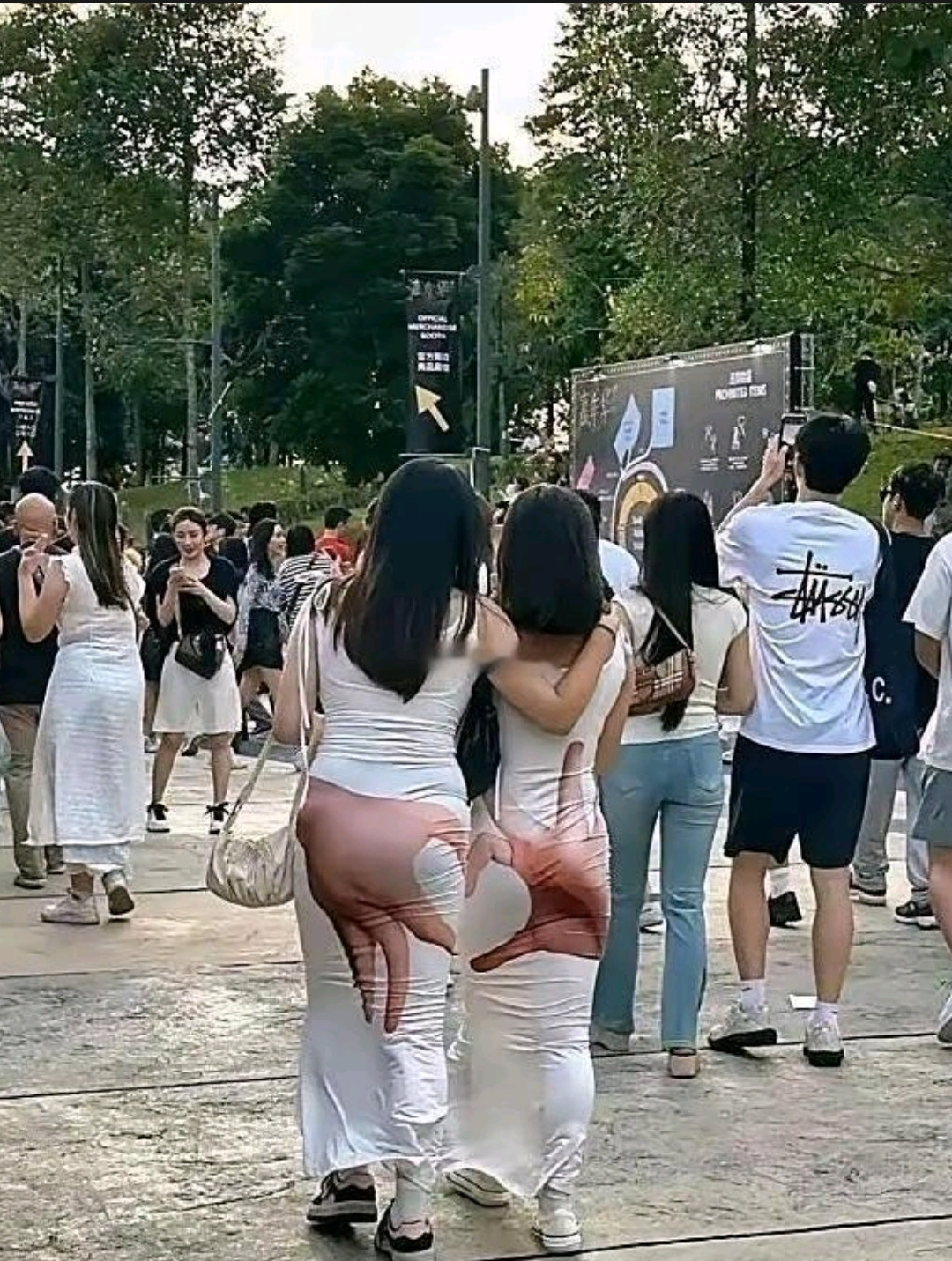 偶遇两美女逛街，这衣服造型，得有多大胆才敢穿这种衣服上路啊这难...