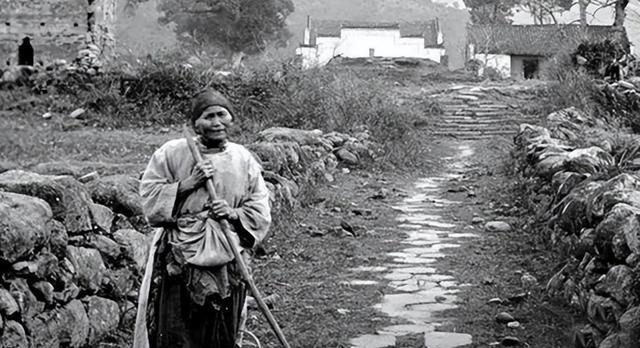 1949年，二野四兵团途经麻城时，一个盲人老太太走了过来，询问其儿子的下落，陈赓