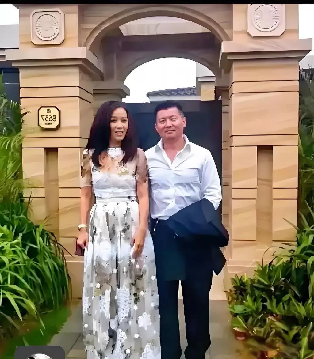 那英和老公孟桐，男的帅，女的美，可为什么生的一儿一女却这么难看？看来，帅哥和美女