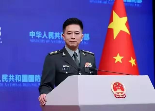 中国国防部要求菲方尽快拖走非法“坐滩〞军舰！8月14日，国防部新闻发言人陈曦