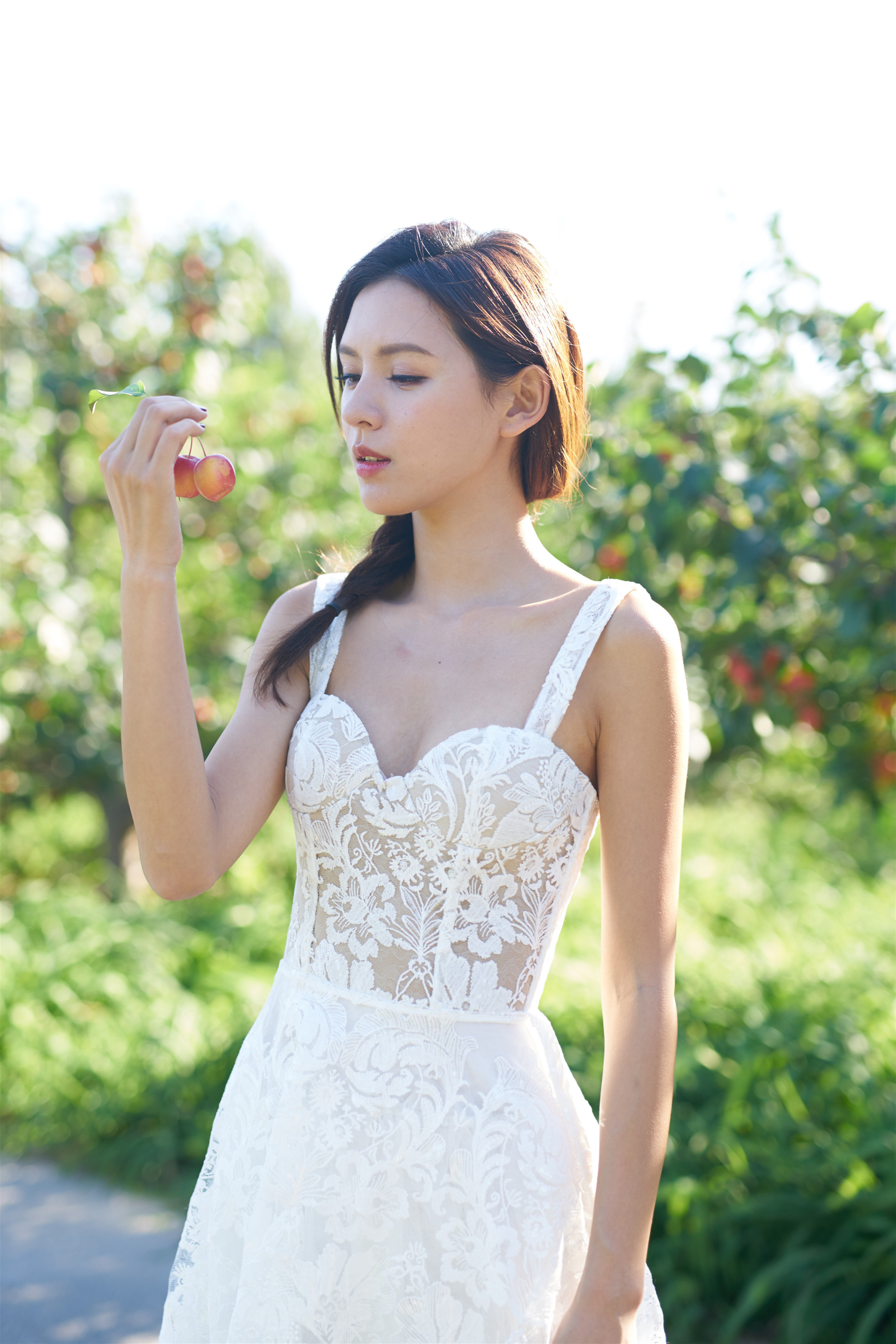 张予曦，白色镂空蕾丝裙，清新大气