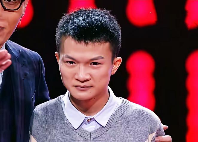 周深早年因独特嗓音被同学嘲笑，自卑到不敢唱歌，连说话都压着声；直到2014年在《