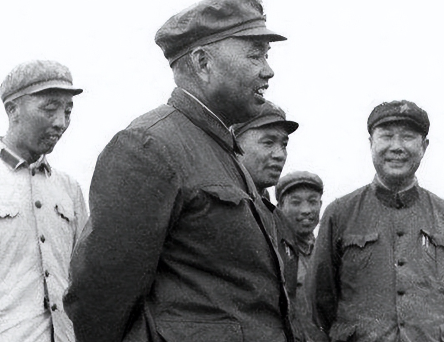 1955年，战功赫赫的许世友只评了一个上将军衔，内心有点不服气。憋不住事的他，直