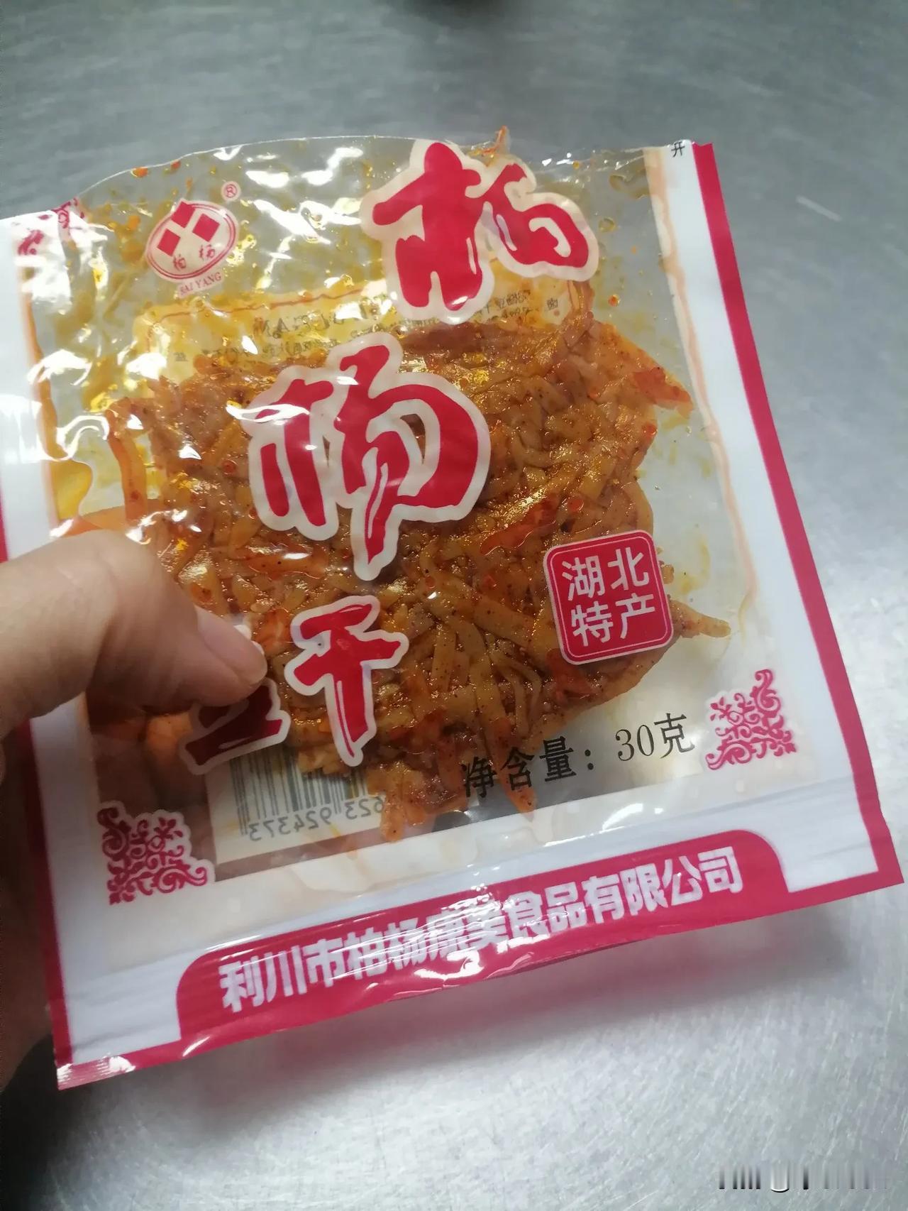 真恨不得抽自己嘴巴。自己明明不能吃辣，又很贪吃。最近每天吃两包麻辣豆干。只