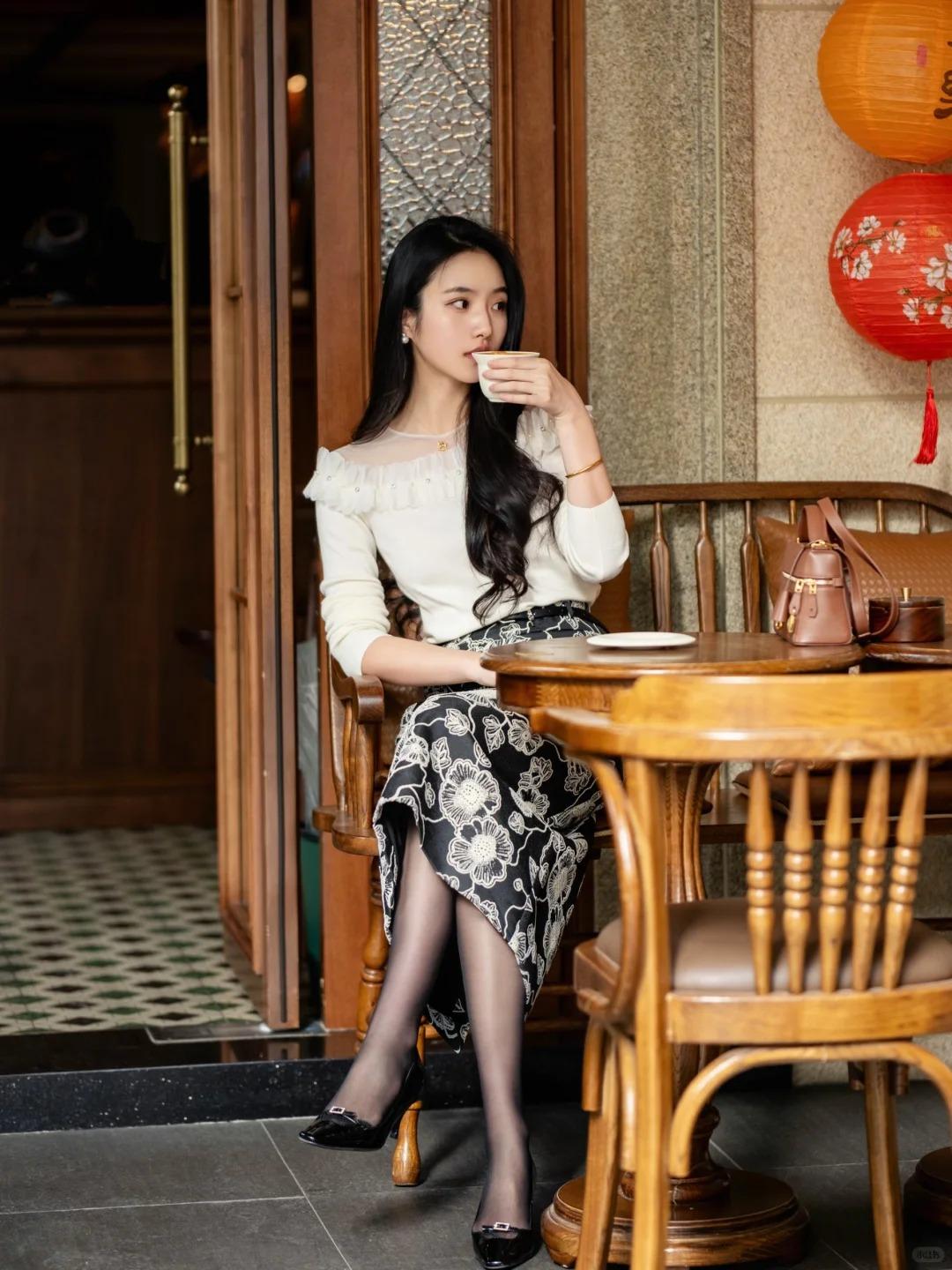 氛围感穿搭直接拉满约会仪式感！一字肩花朵🌺元素针织上衣太懂少女心，柔软亲肤的针