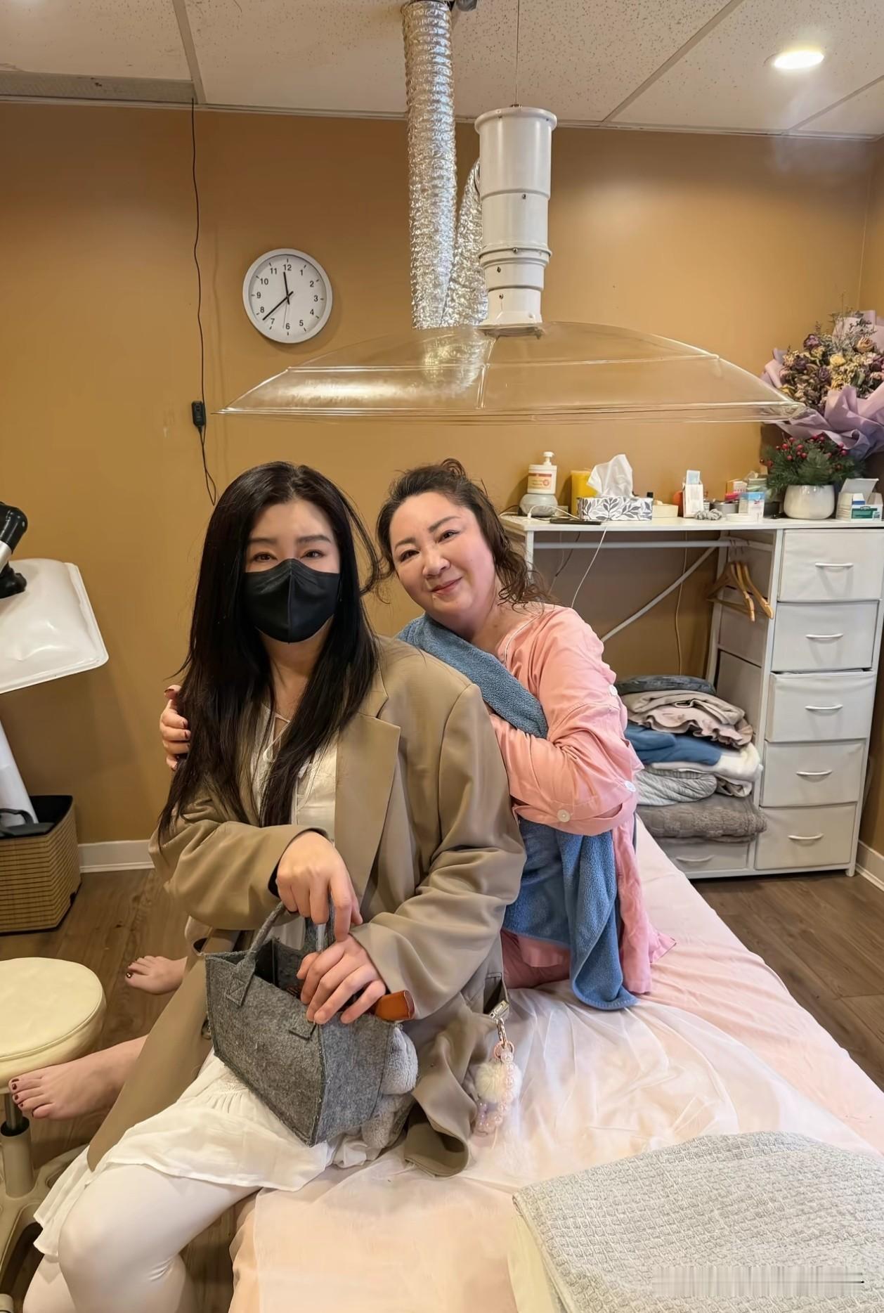 王祖贤的艾灸馆收费真不便宜，就算把加元和人民币同等化，她的艾灸馆项目价格也很贵啊。盒子灸要五百多，火