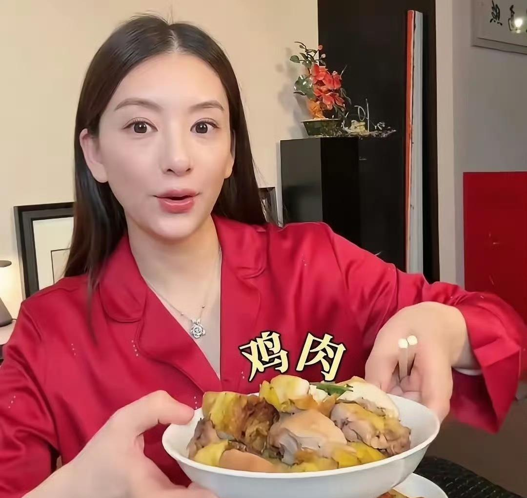 女婿比岳父大两岁算什么，方媛她爸在厨房颠勺那顿饭，才是这段婚姻最诚实的说明书！方媛在社交平台晒了顿家