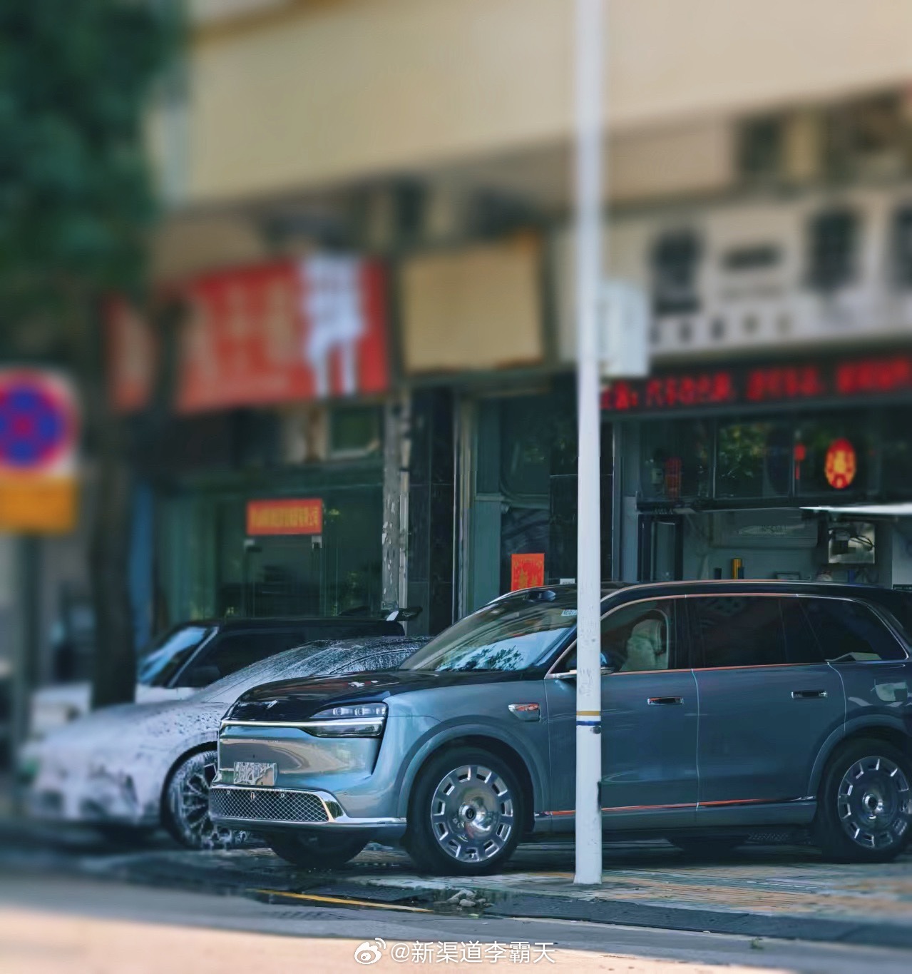 今天偶遇一台赛里木青色的全新问界M9～之前看官图的时候就觉得好看，今天看到实车