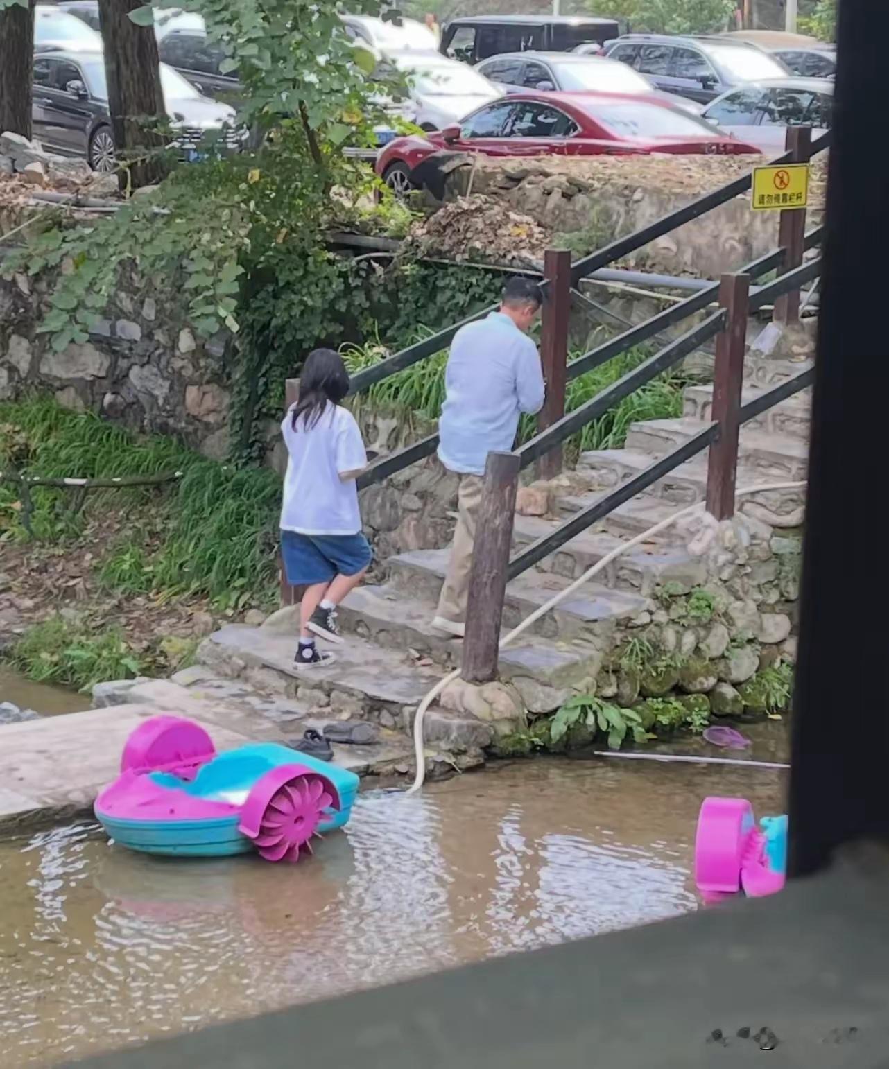 大S女儿汪希玥回北京过中秋，和爸爸郊区玩水，穿短裤露腿白又美​​​