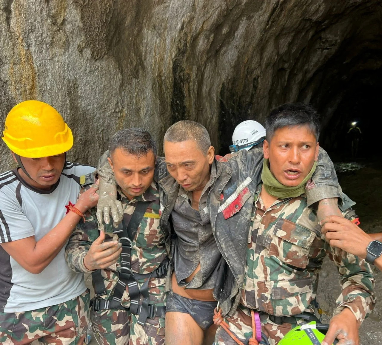 媒体报道，洪水发生10天后，周六一名中国籍受困工人被尼泊尔陆军搜救队成员从尼泊尔