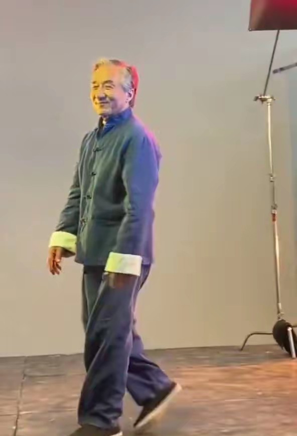 71岁的成龙大哥在《功夫梦：融合之道》片场被拍到状态超好，走起台步来比专业模特还