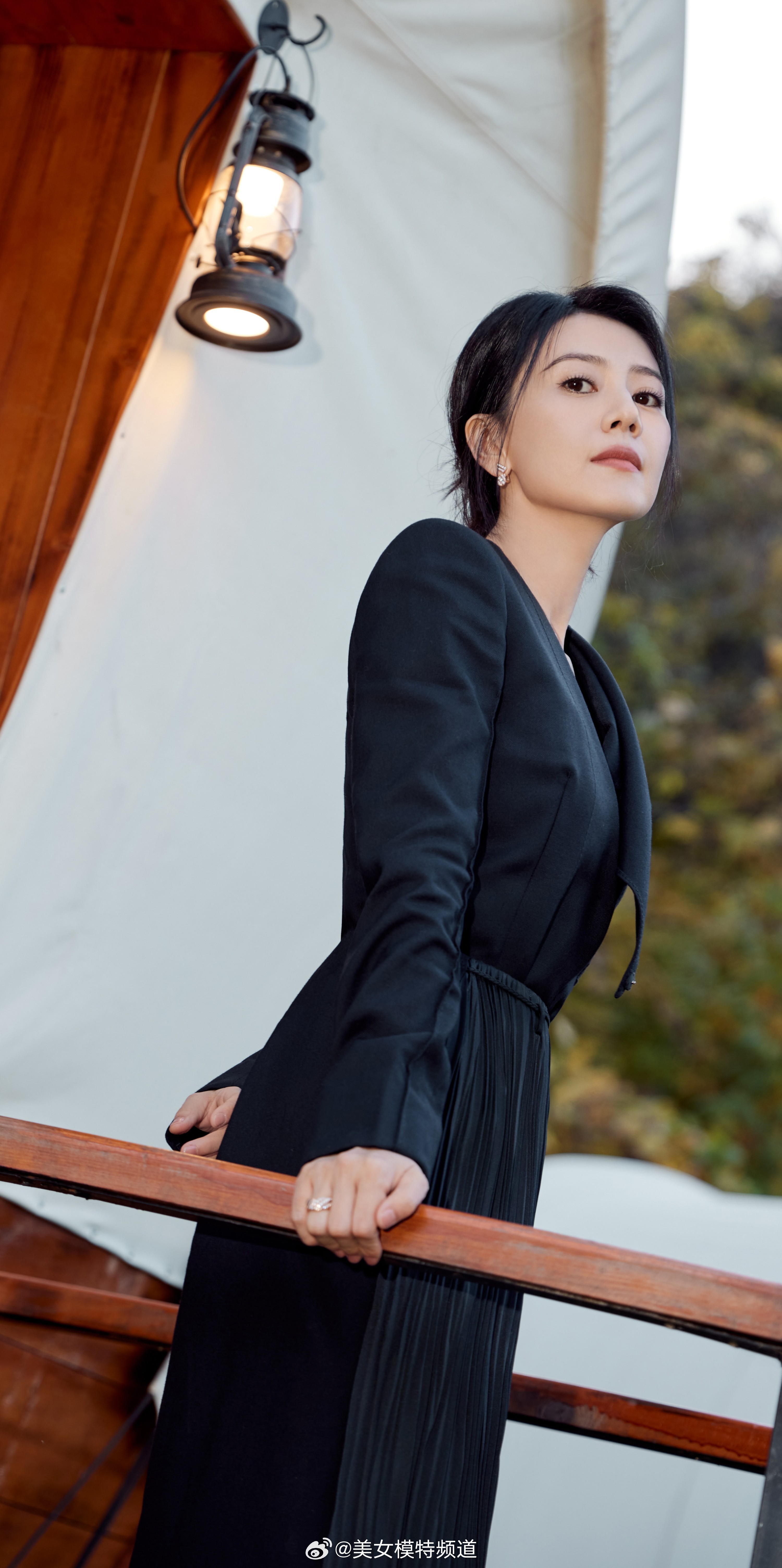 高圆圆黑白格调