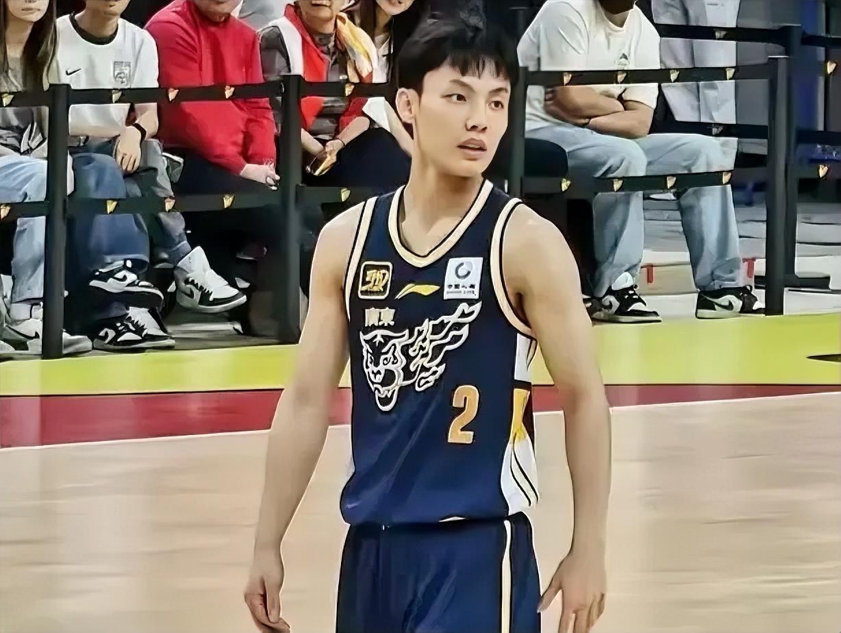 广东四连胜期间徐杰的带队表现！！！客场对阵青岛：8分4篮板7助攻，投篮命中