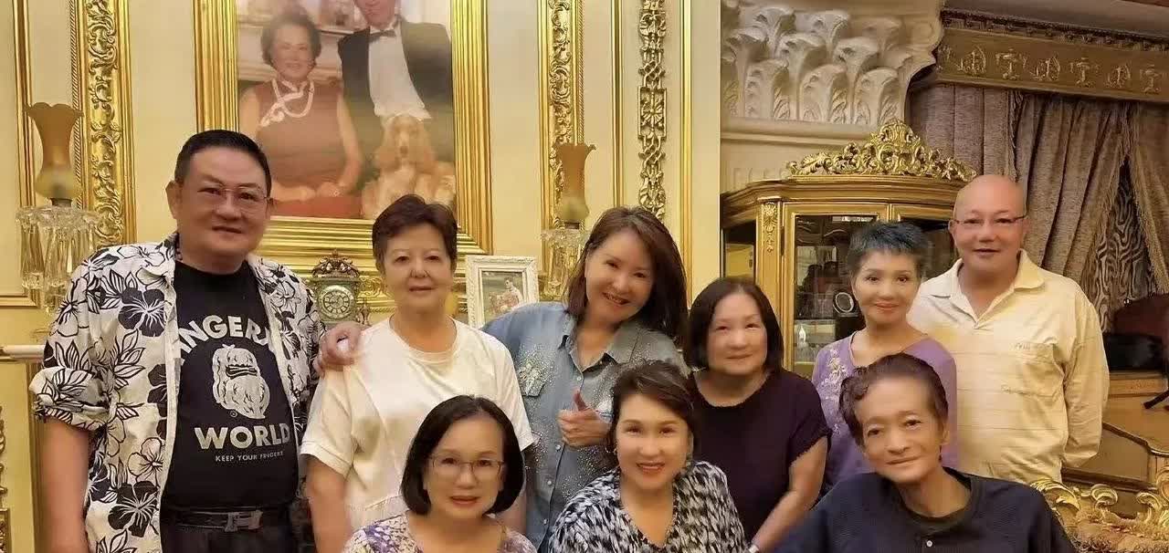 原来方刚在香港娱乐圈混的时候，很喜欢结交朋友，而且喜欢让朋友去自己的家里做客。本