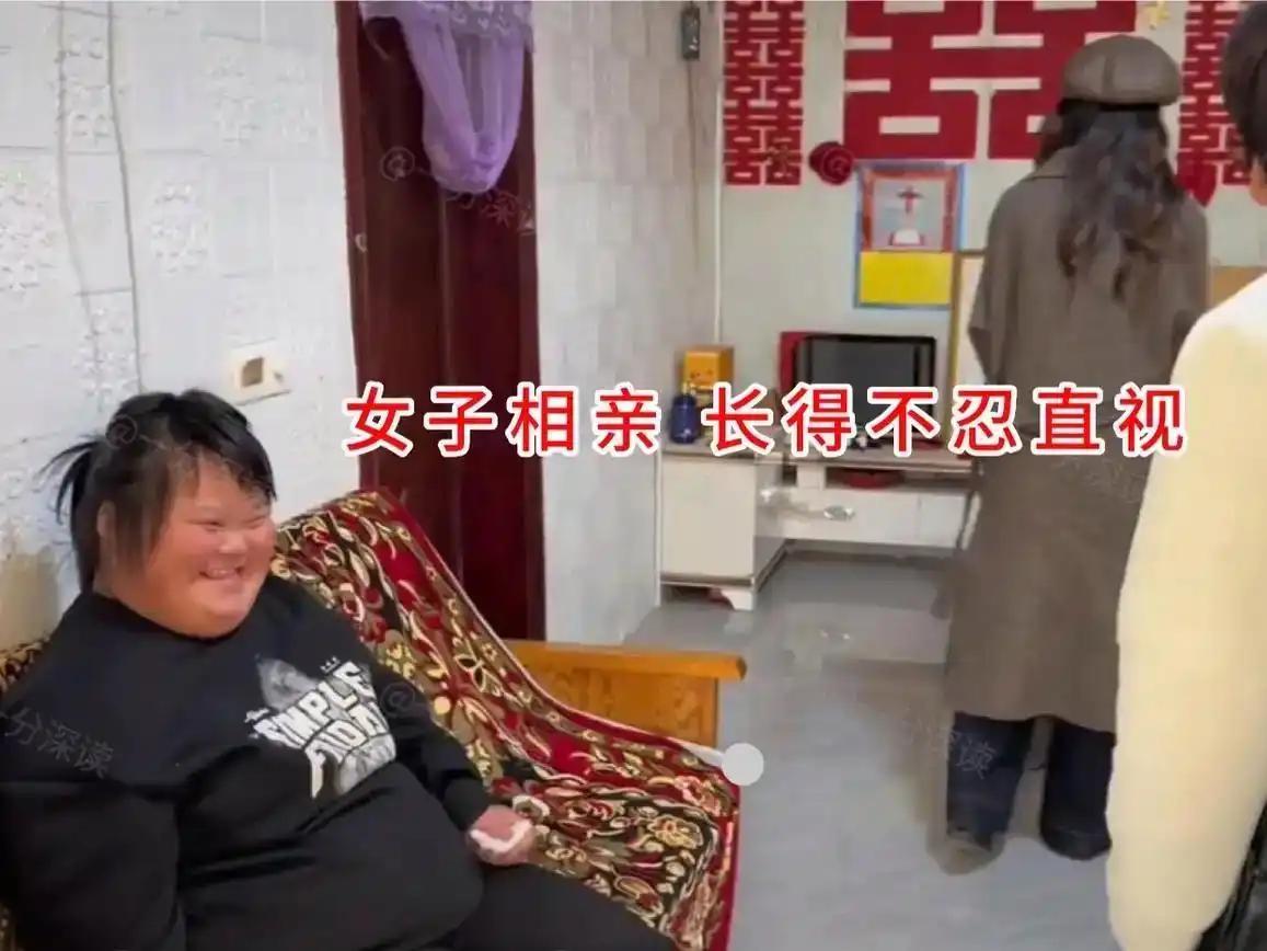 小伙被媒人带去家里相亲，屋里坐着一位姑娘，一旁还有另一位长相精致的女生过来打招呼