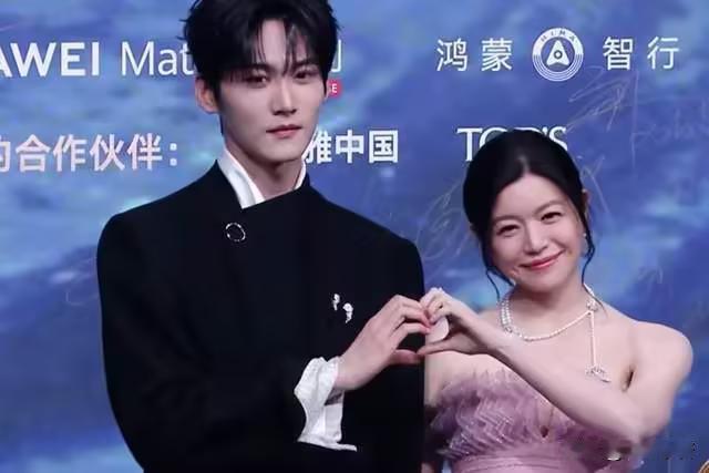 看到微博之夜陈妍希一袭粉雾薄纱抹胸长裙，与周柯宇红毯上十指紧扣时我满脑子都是陈