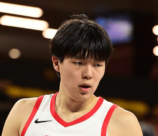 杨瀚森迎来了自己发展联盟的首战，从他的脸部来看，还是有些胖，还是需要减脂，现在发