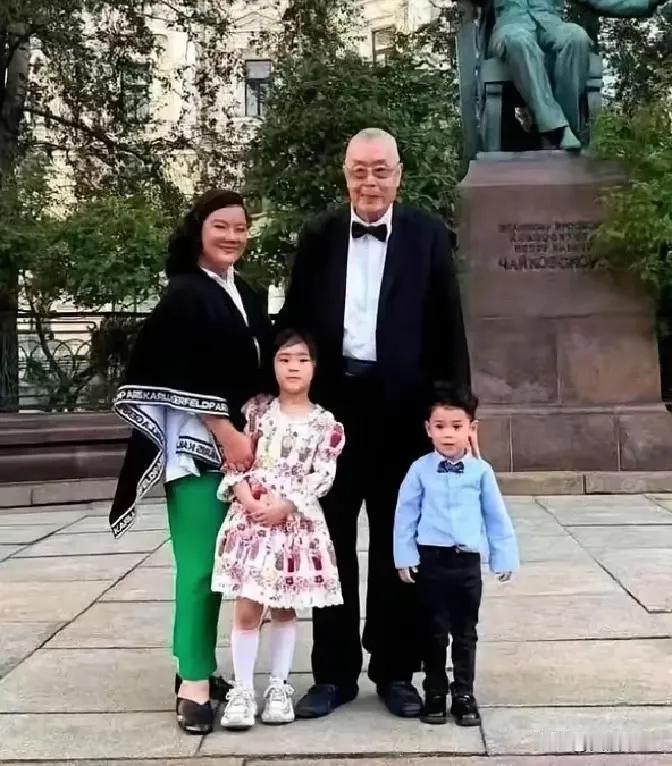 87岁刘诗昆旅居海外，携小30岁的娇妻幼崽惊艳俄罗斯舞台：人生下半场，从不设限