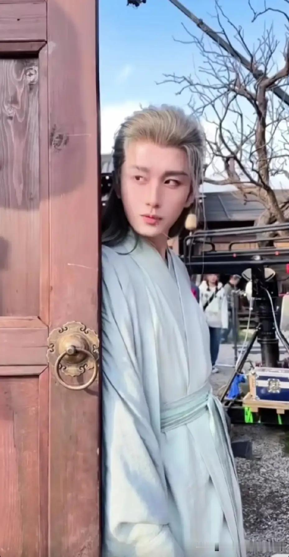 言凤山按住谢淮安，伞尖抵住喉咙，却没刺下去。不是心软，是恐惧。你看到