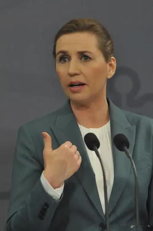 就在格陵兰岛看似陷入无解的困局时，丹麦女首相梅特竟用清朝慈禧太后租让香港这一招成