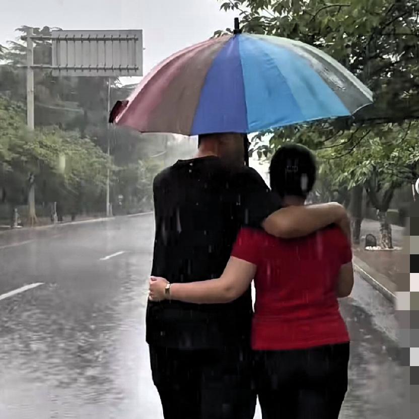 女人一定要明白对于感情，你可以交付，但是一定不能全付。三分明讲，七分默契；