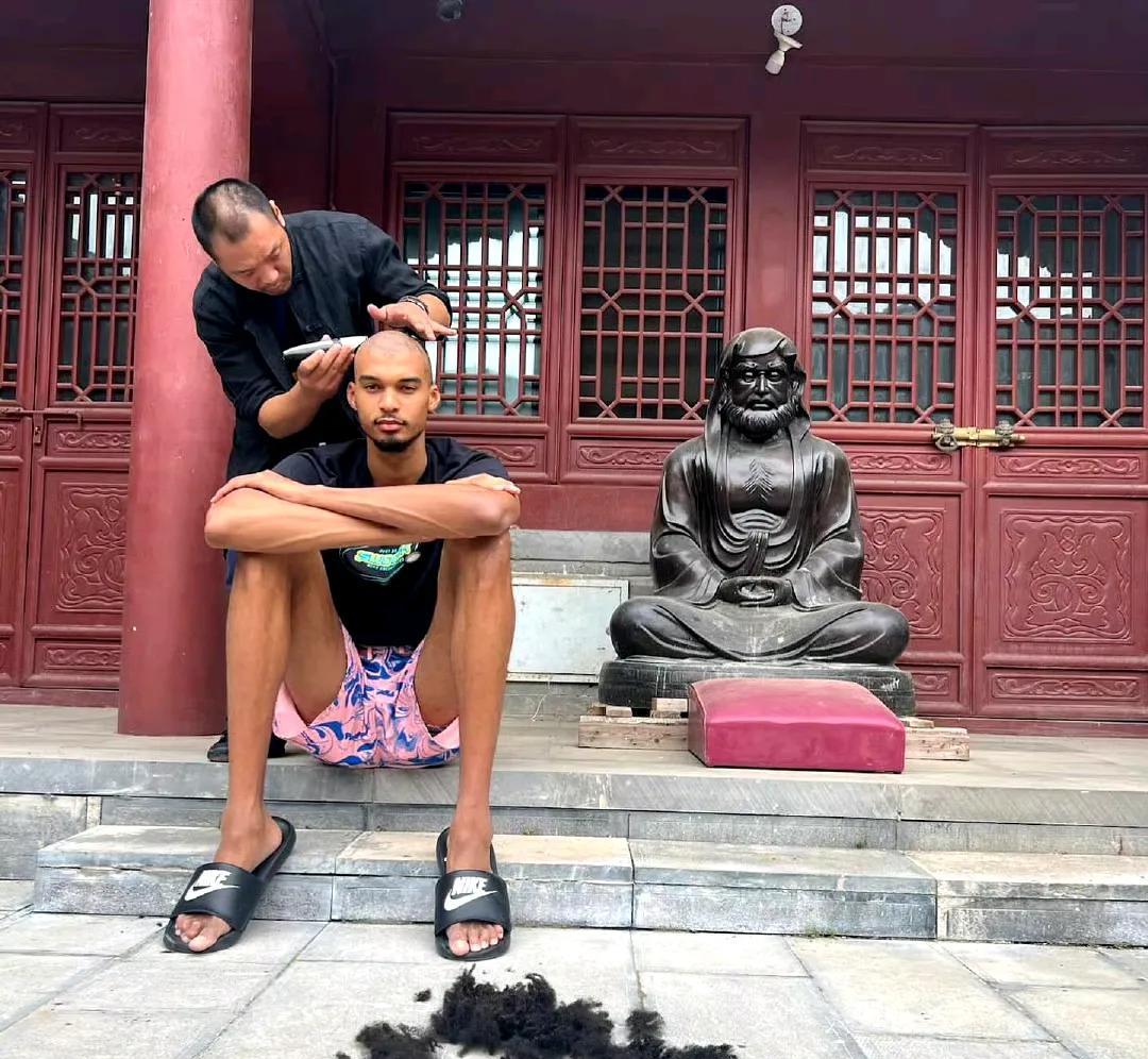 文班亚马是这样理发的，连街边理发师都不请，直接让少林寺师父剃光头。这个绝对接地