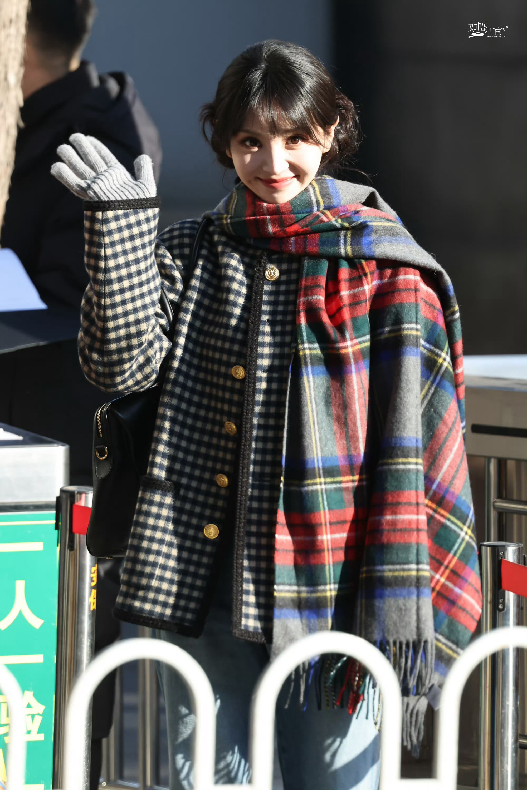 曦薇从来没有否认过自己不是小猫咪！！田曦薇歪头挥手打招呼