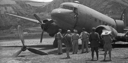 1945年8月，美军驻华观察组的一架飞机从延安起飞，中共方面提出帮助运送几个人走
