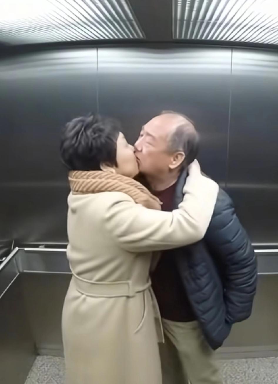 大爷大妈电梯里亲亲，结果大娘假牙掉下来了，大爷恶心到吐！假牙挂围巾上了吧?以后