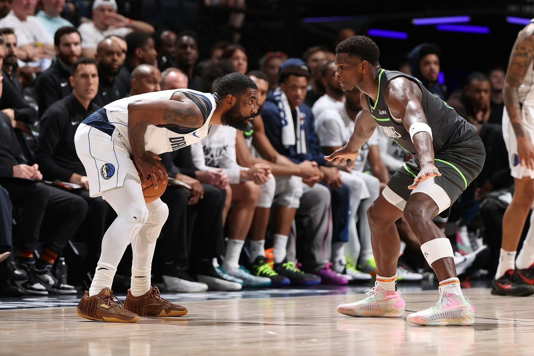 NBA记者SeanDeveney撰文报道了联盟中的交易动态。欧文￼与独行侠的合