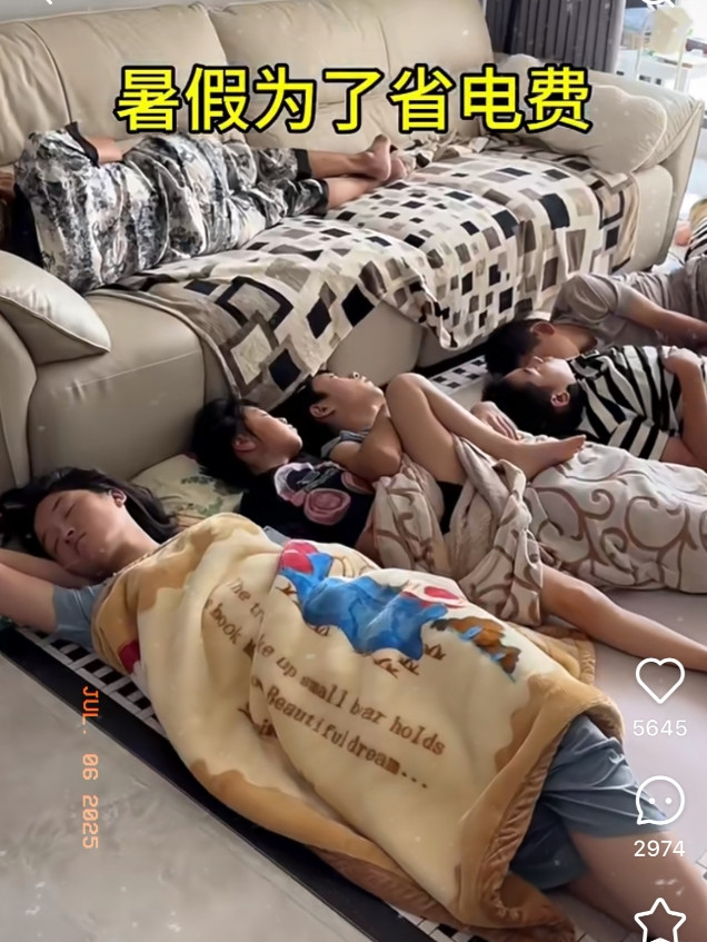 三代人在客厅打地铺整整5天了！38℃高温天，白天全家挤客厅吹空调，晚上为了省电，不得不合住