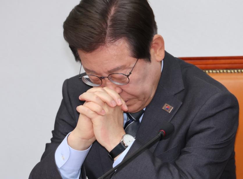 韩国总统李在明最近干了两件大事：一是宣布将三八线前沿驻军从2.2万人裁到6000