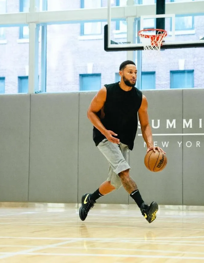 NBA自由球员本-西蒙斯真是太吃香了！今天据美国名记MarcStein透露，自