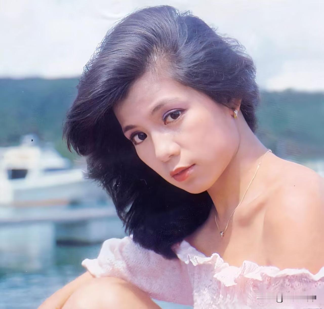 很喜欢翁美玲这组生活照。阳光下，阿翁随意休闲地坐在海边，海风吹拂着她浓密蓬松的秀