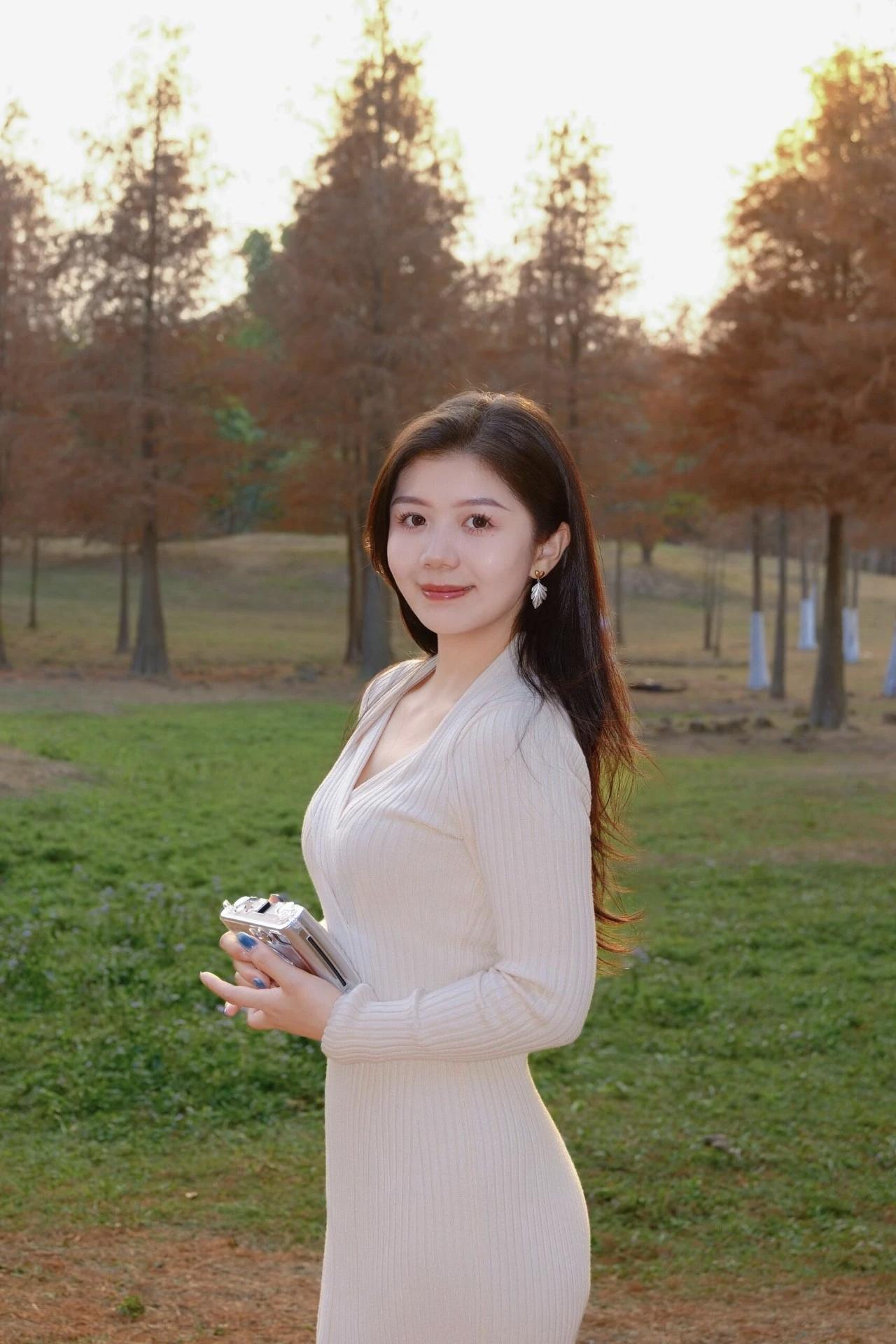 优雅气质美女，自然光下，悠闲公园漫步，时尚穿搭，清新自然，落落大方赏心悦目自然系