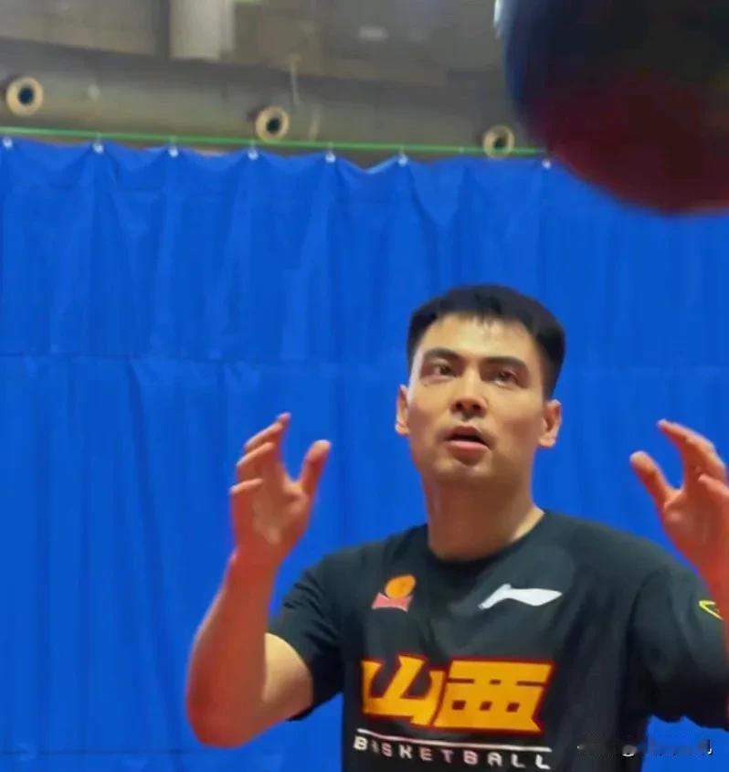 好消息：贾明儒今天解禁登场比赛！在等待了漫长的一个月后，山西汾酒男篮球员贾明儒