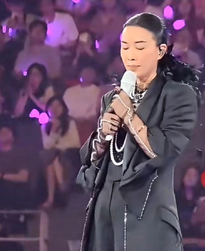如果这都要举报、被处罚，真的无语了！那英成都演唱会，现场临时加唱一首《弯弯