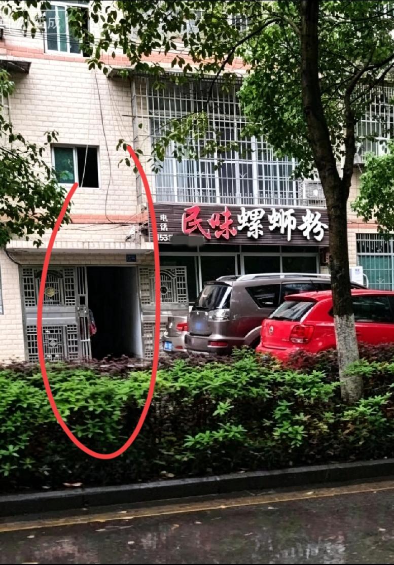泸溪起火民房，当地网友透露，一家螺蛳粉店旁边，电动车在楼梯间过道充电，楼上逃跑，