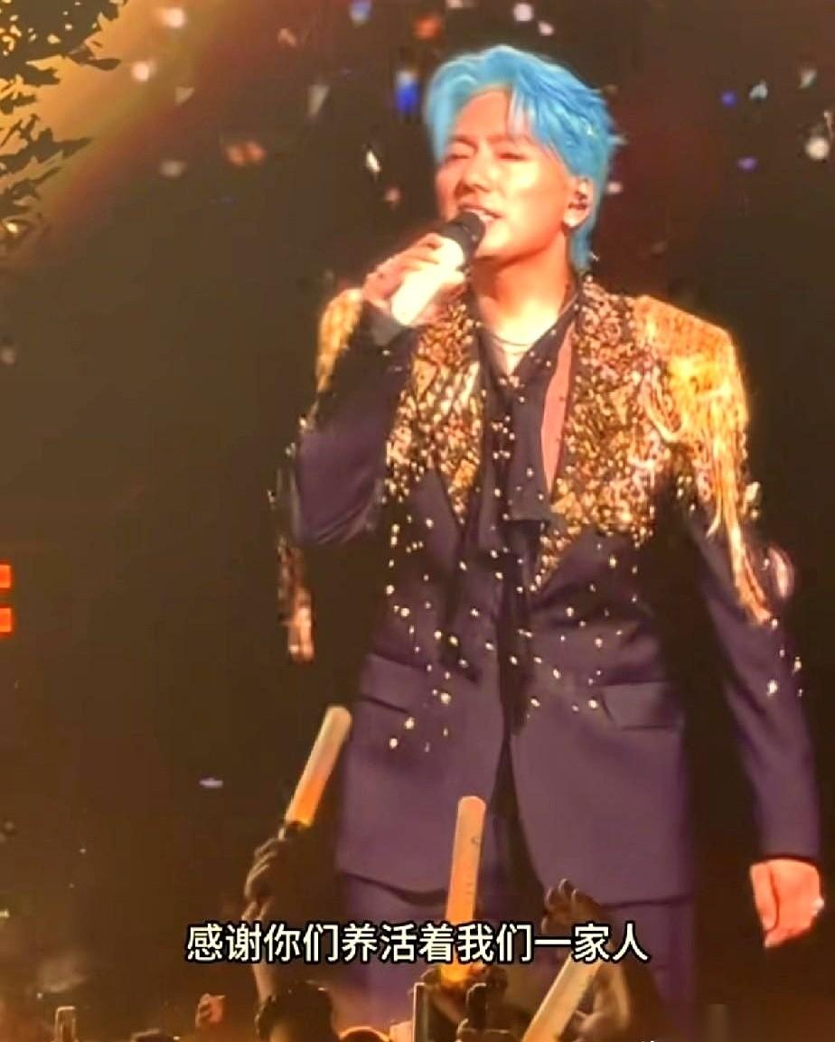 歌手海来阿木，怕是自己都没想到，最后一场演唱会，会用这种方式收尾。756天，四