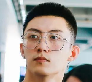 上回任嘉伦带彻底女人花的珍珠耳钉，就给我约了一下下我现在深度怀疑流量明星都是境