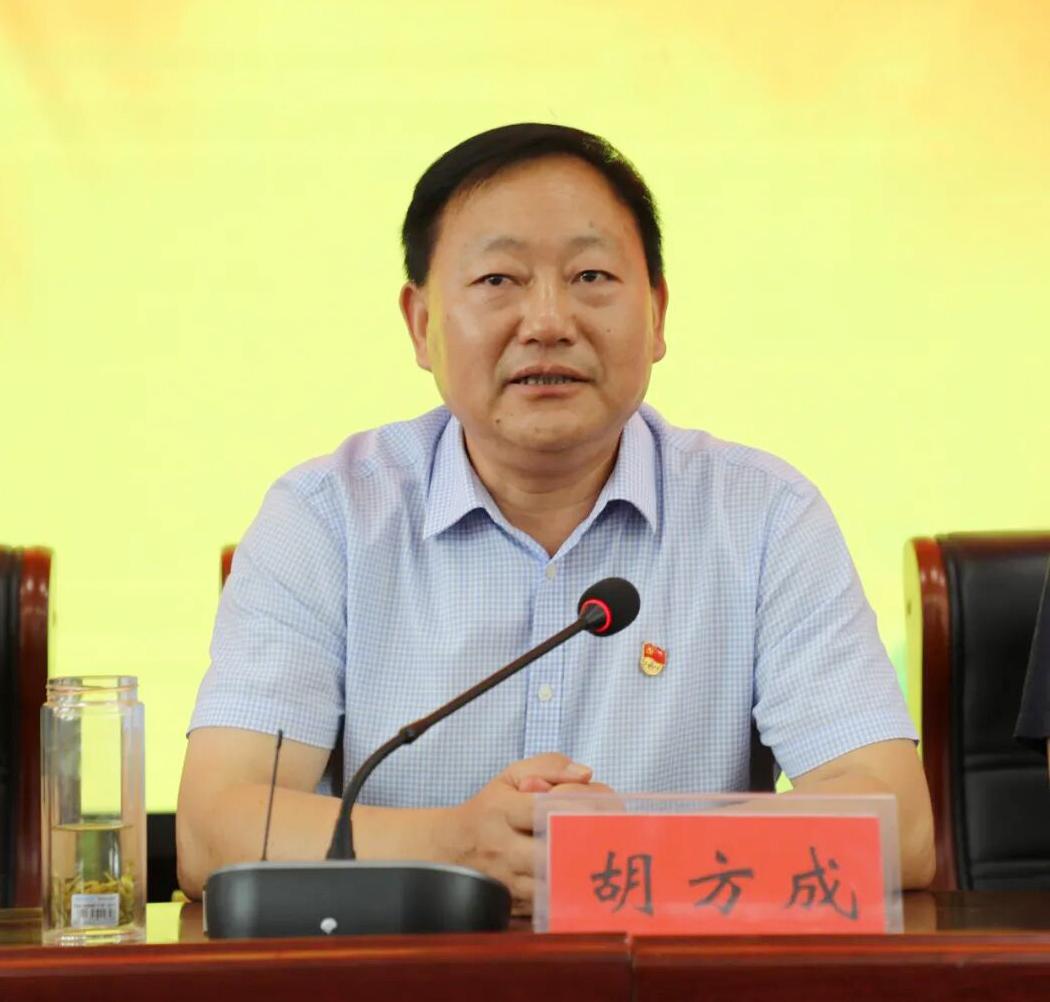 朋友在河南省信阳市商城县高级中学教书，听他说商城县之前主管教育的老胡上了热搜。朋