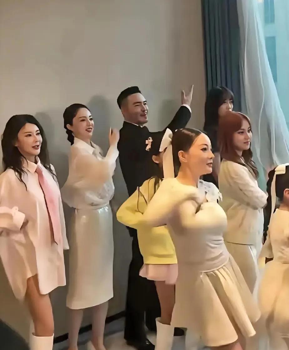 李小璐比董璇还光彩夺目！人跟人就怕同框啊，明星也是一样。