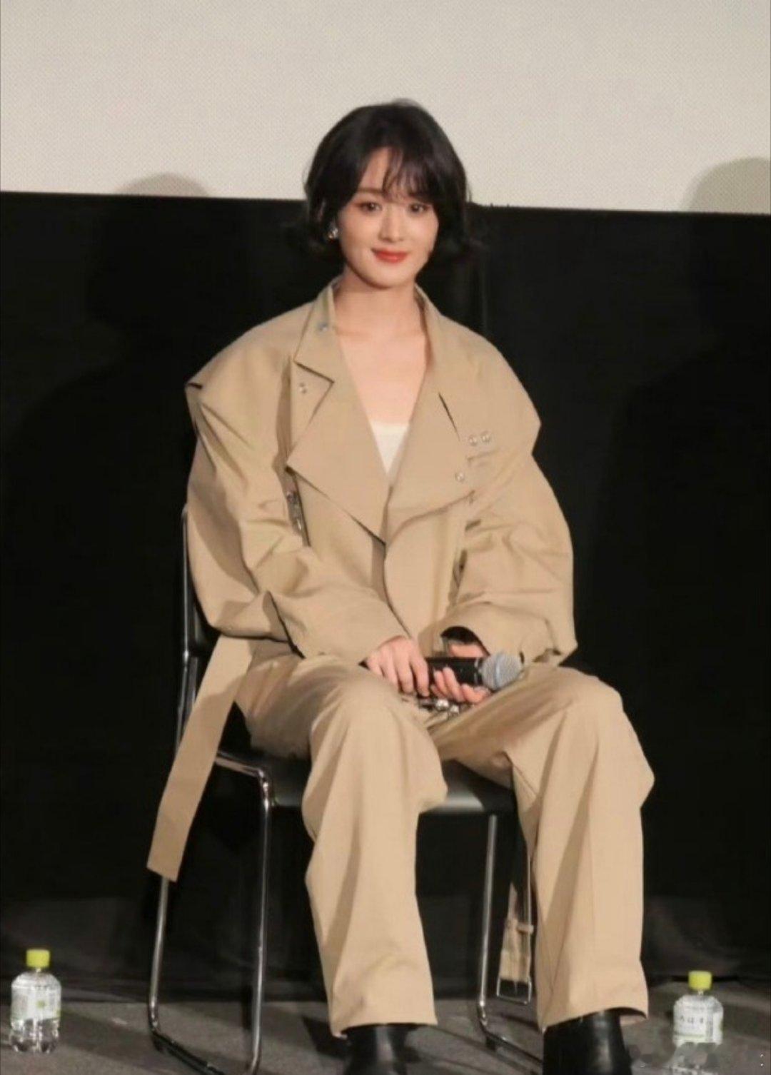 赵丽颖的大哥坐姿，终于看见一个女明星不是并腿or二郎腿了