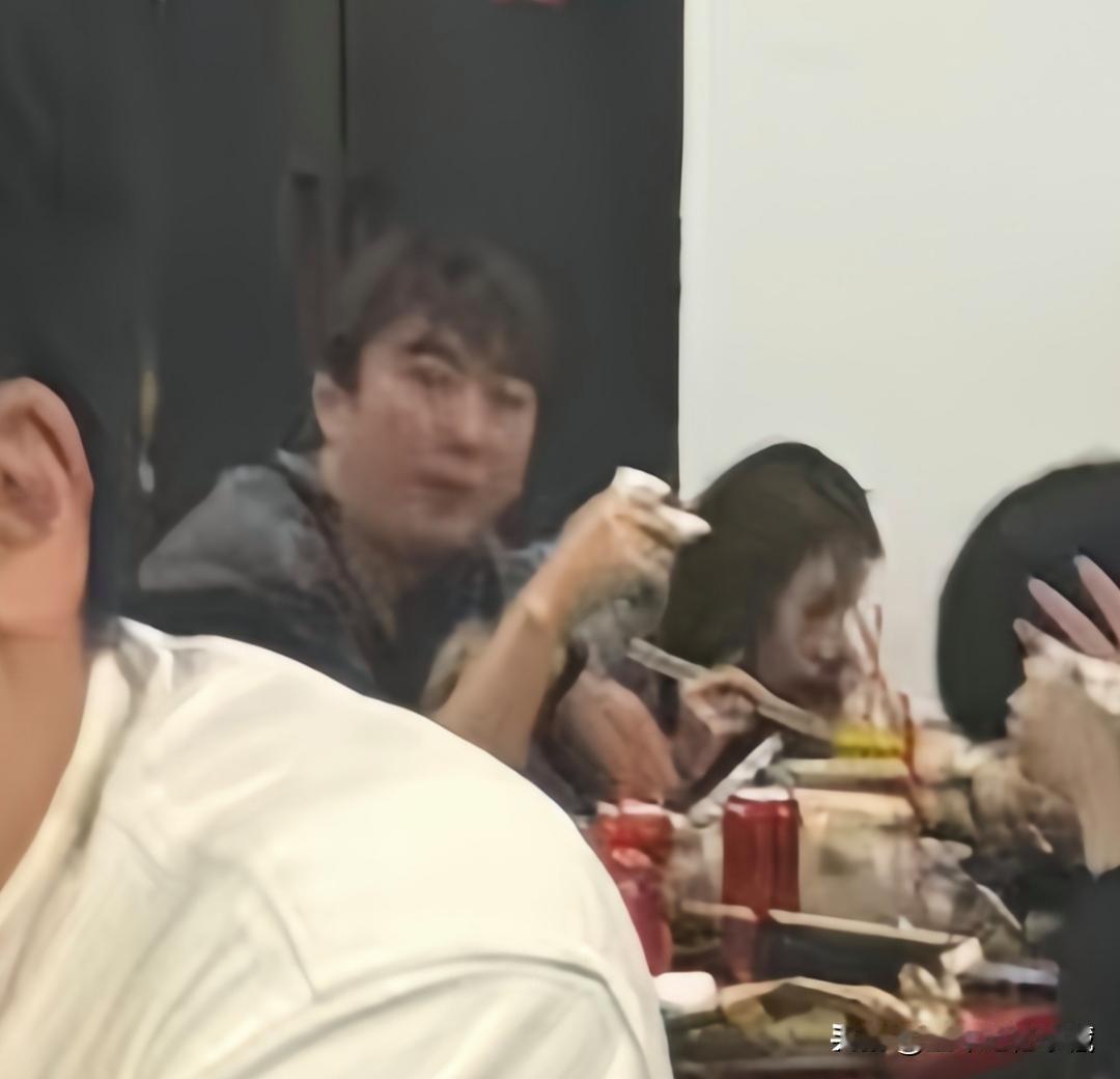 王思聪和网红女友懒懒一同在新加坡餐馆就餐，被网友偶遇，拍照分享，王思聪穿的很随意