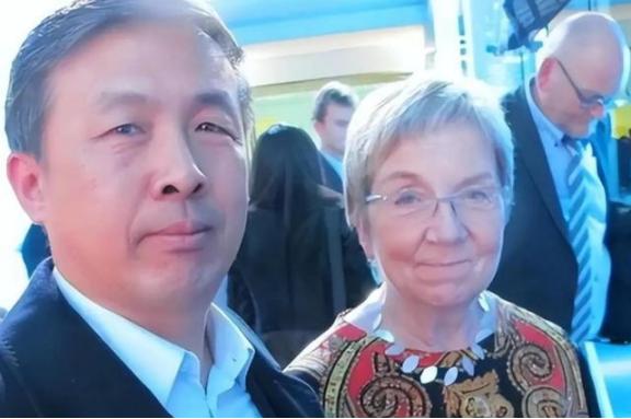 “晚一秒就万劫不复！中国该立刻向美国低头，交出发展权才能保命！”很多人现在再回