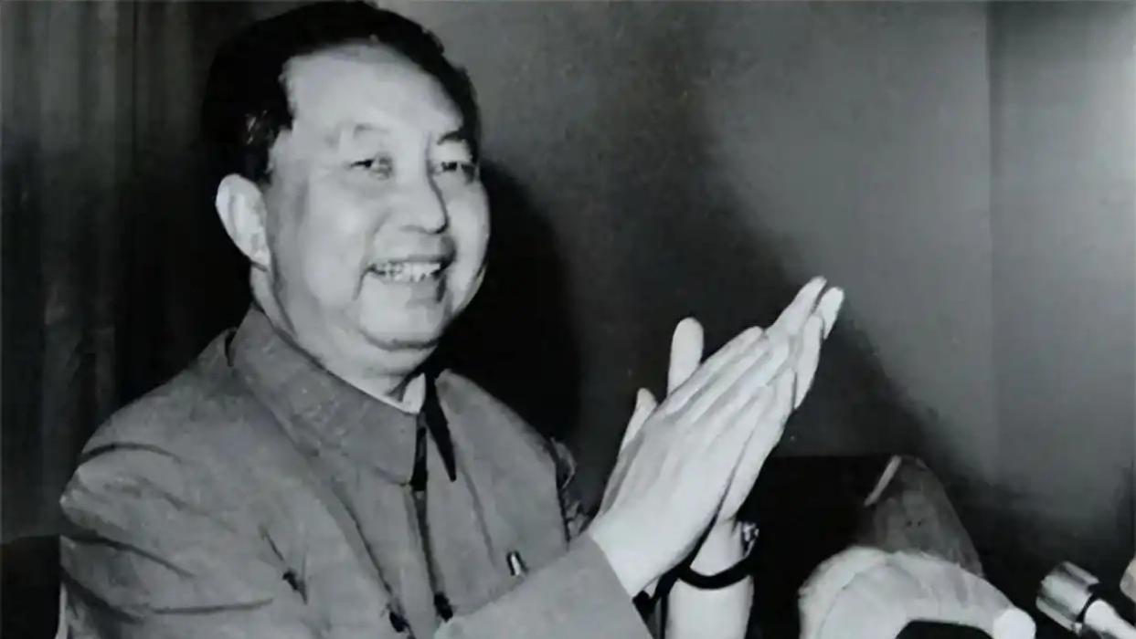 华国锋便装去开女儿的家长会,被人问起:老哥贵姓?干啥工作的?