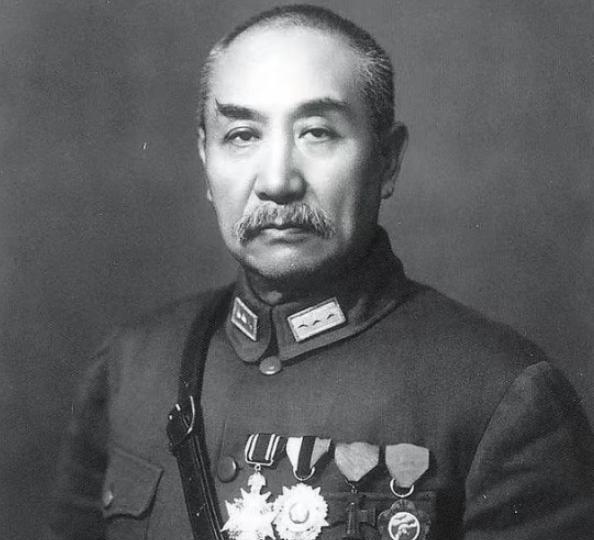1937年，他与日军死战4天4夜，然而战斗刚结束，就被拉到棺材面前枪毙，临死之前